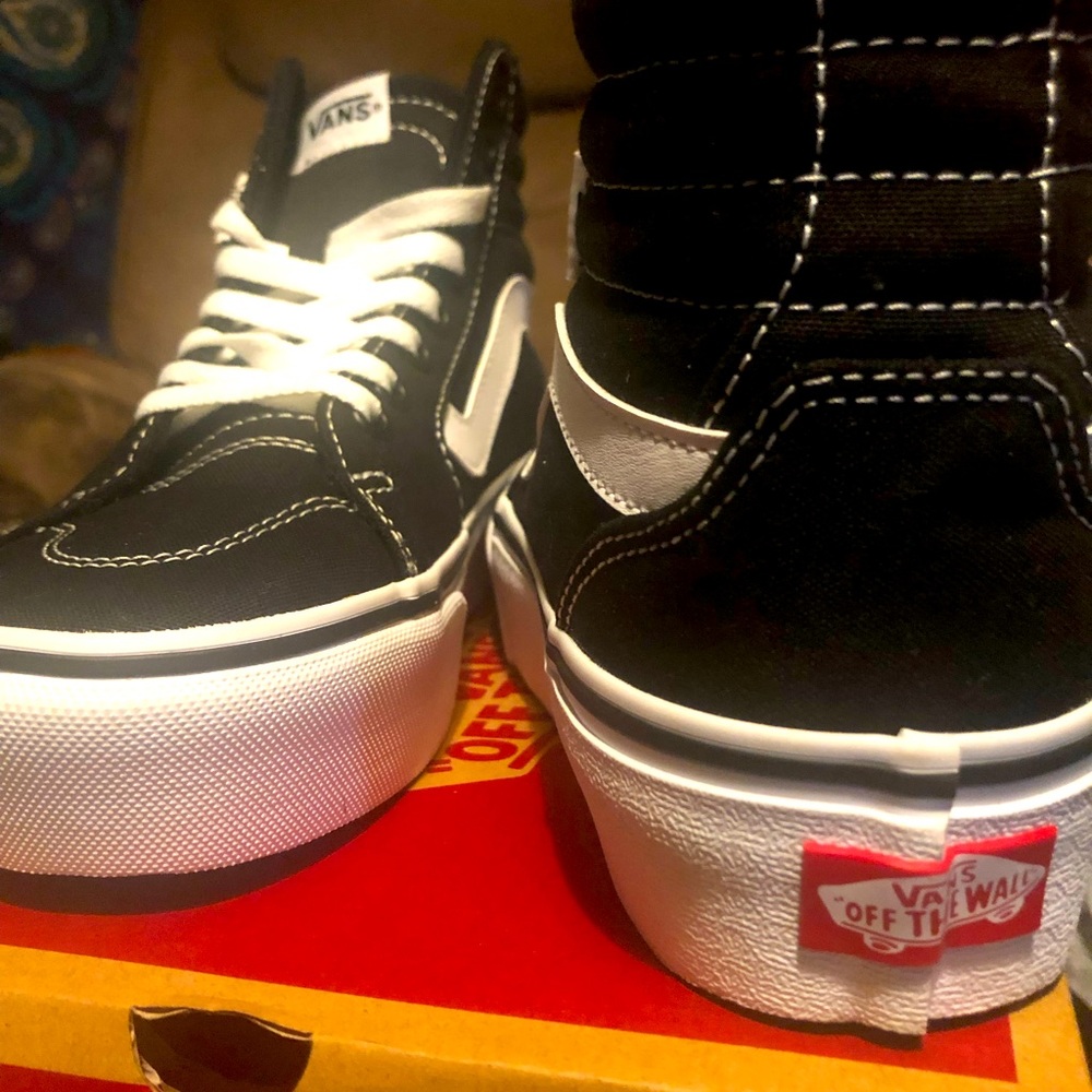 Women’s High Top Platform Vans Ward Black and White Size 6 *Never Worn*